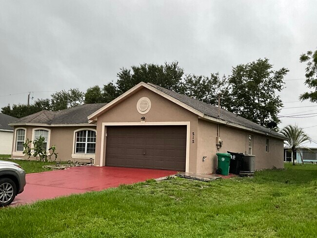 Building Photo - 212 SW Yager Pl