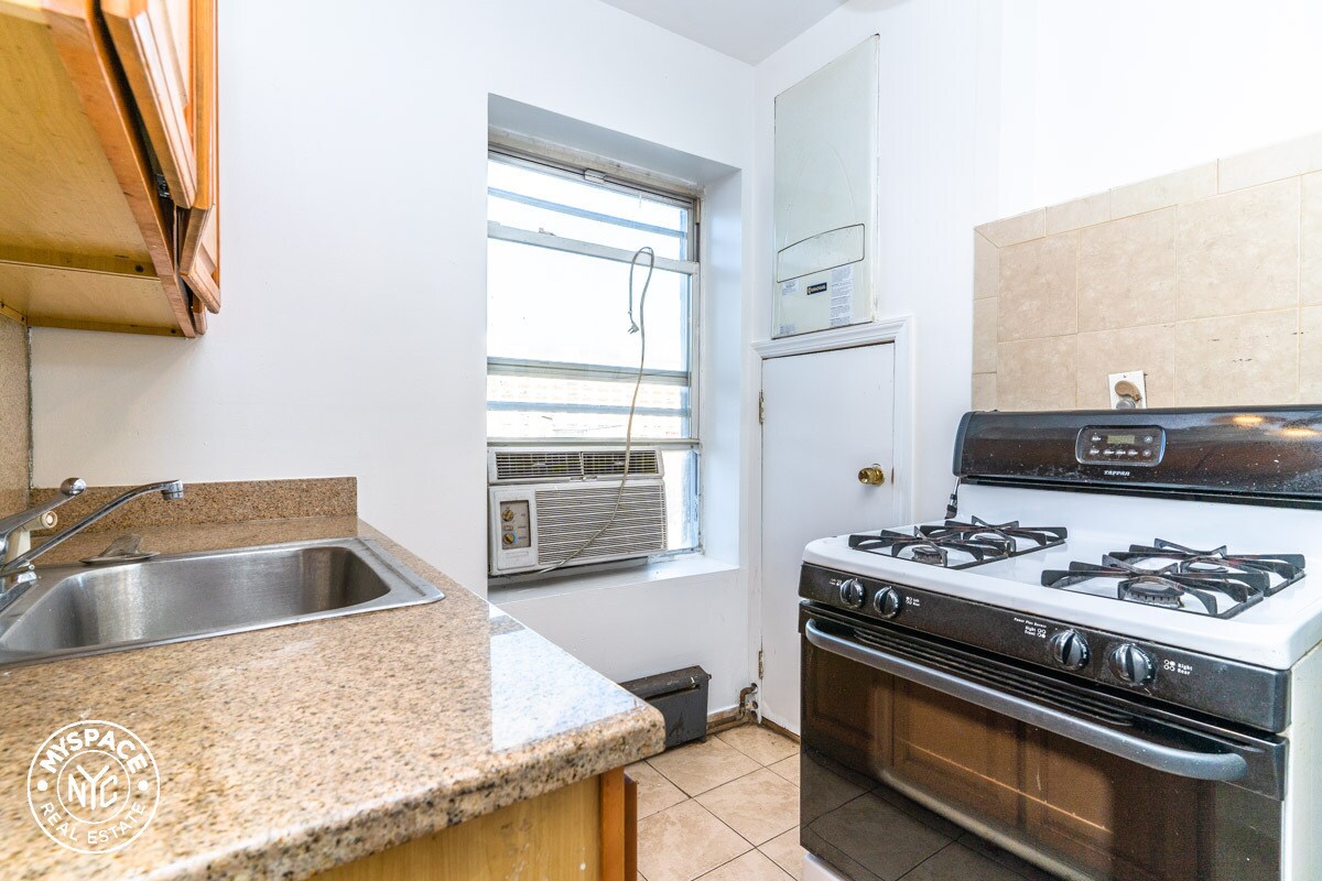 Primary Photo - 147 Park Ave