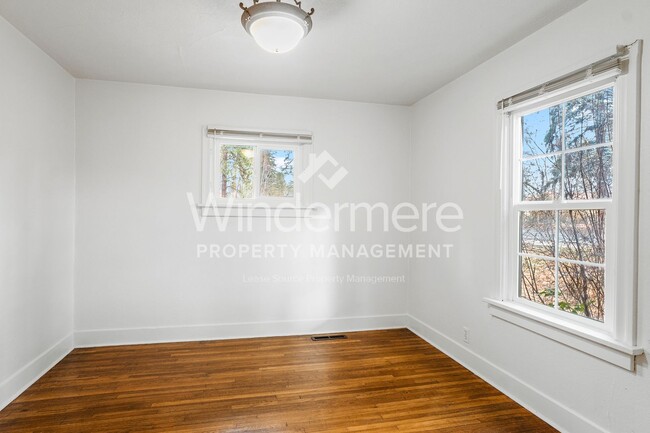 Foto del edificio - 10125 N Whitworth Dr