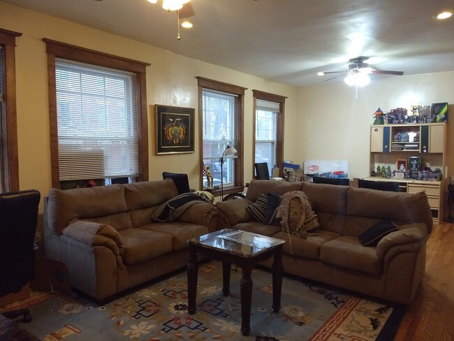 Sala de estar - 2216 S Washtenaw Ave