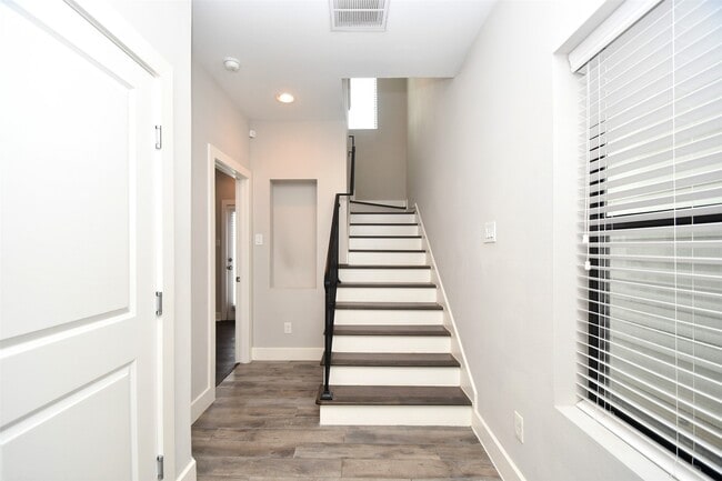 Building Photo - 1146 Wycliffe Dr