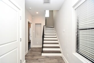 Building Photo - 1146 Wycliffe Dr