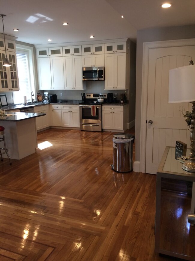 Foto del edificio - Nicely renovated 1 bed unit with all utili...