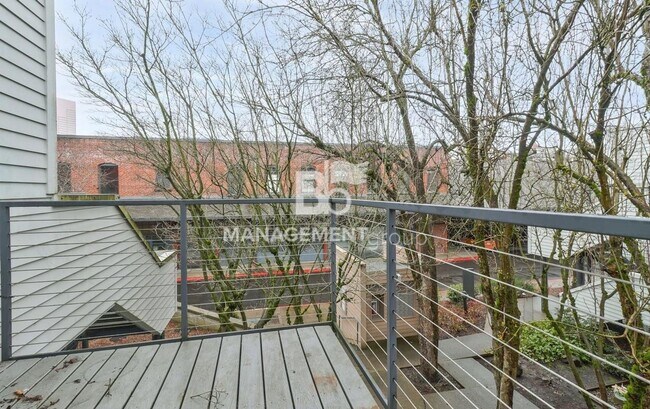 Foto del edificio - Spacious Riverfront Condo- Beautiful Condo w/River View from Bedroom! Parking Included!