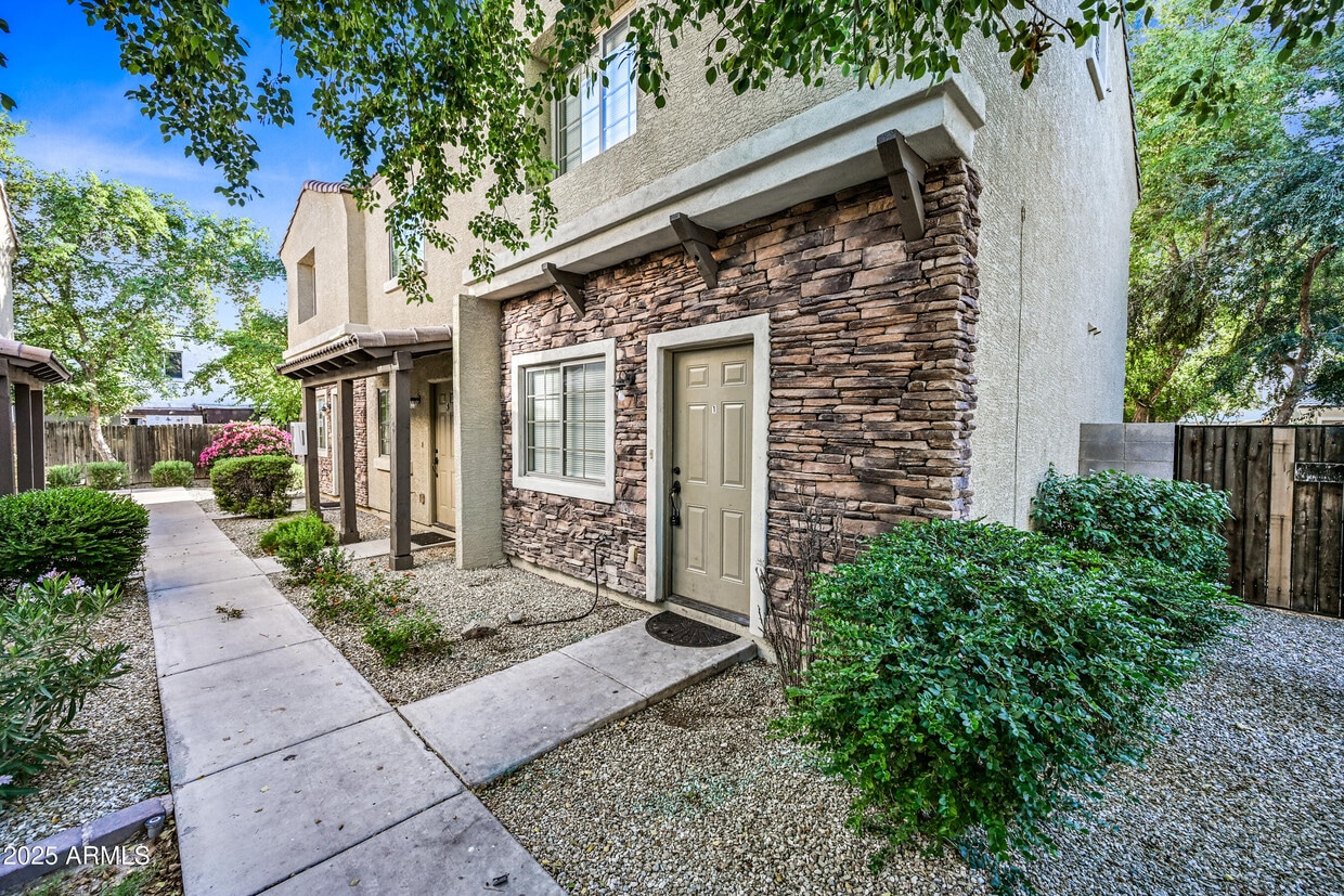 Foto principal - 2243 W Morten Ave