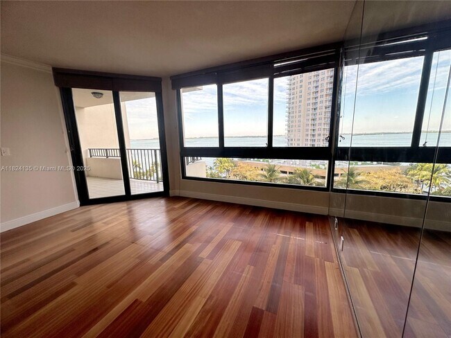 Building Photo - 520 Brickell Key Dr