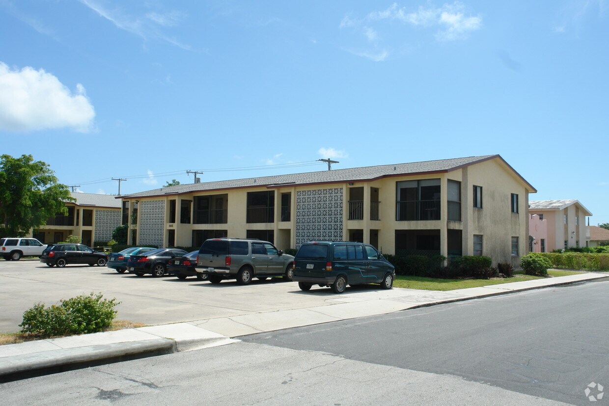 Primary Photo - Bent Palm Apartments