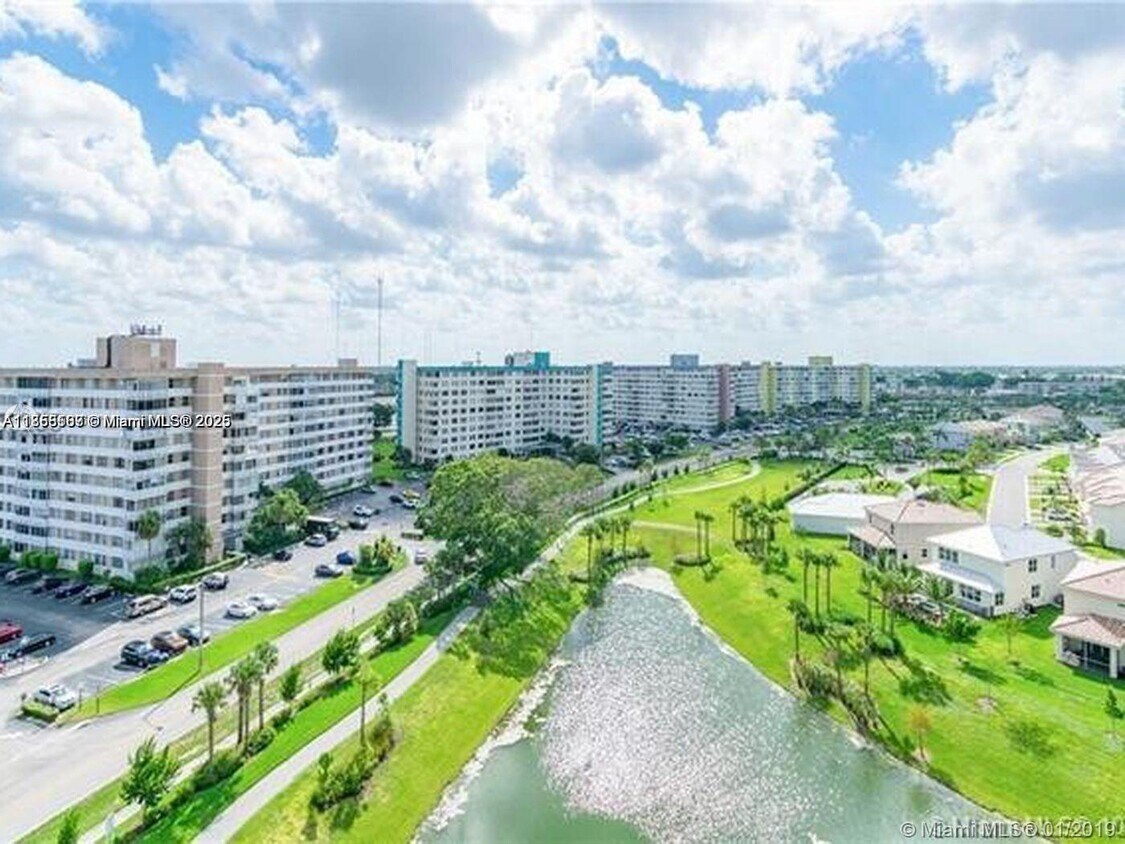 Foto principal - 950 Hillcrest Dr