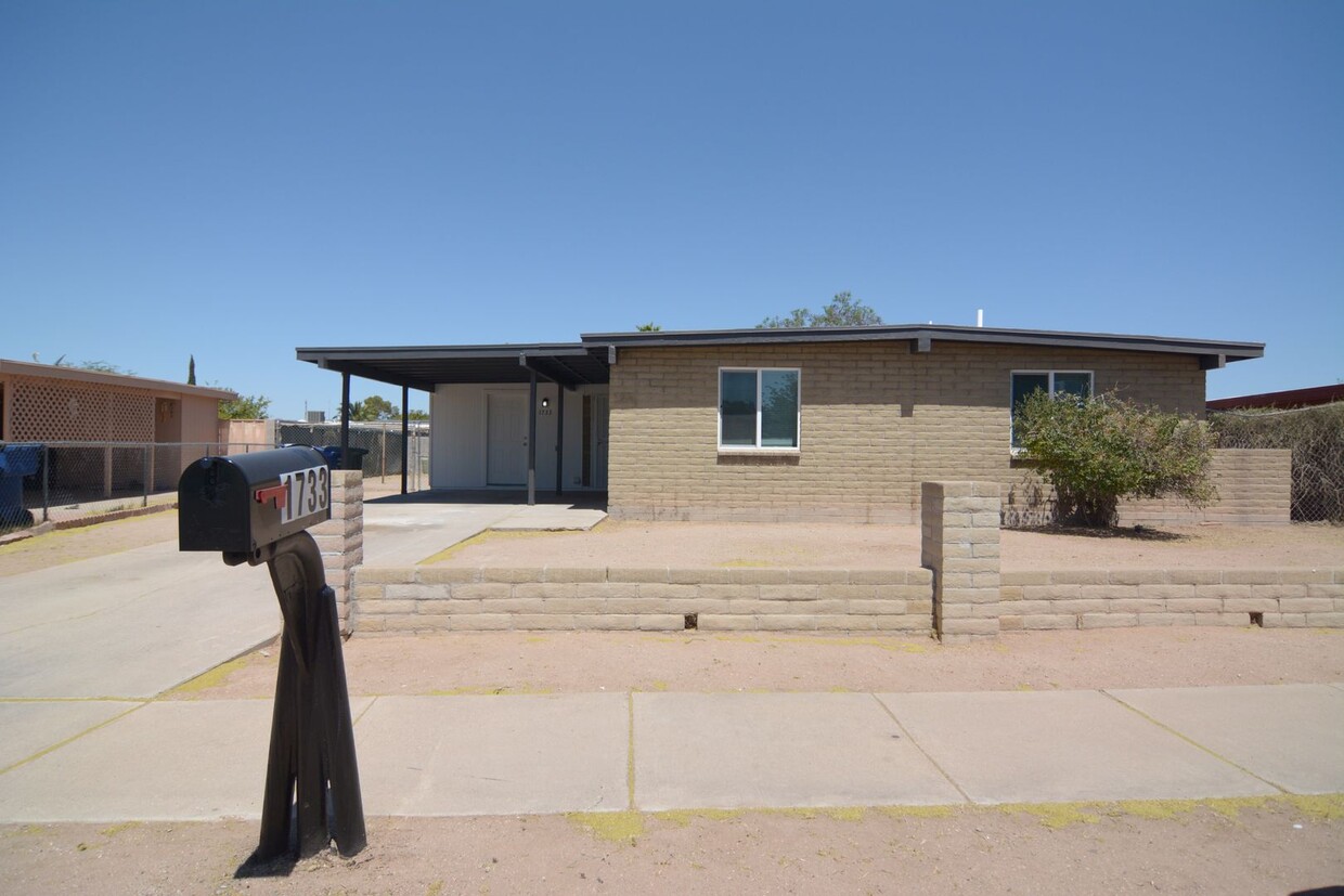 Foto principal - Remodeled 3 Bedroom 2 Bath House! South Tu...