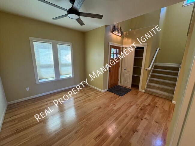 Foto del edificio - Immaculate Westside Home in the Pine Trees