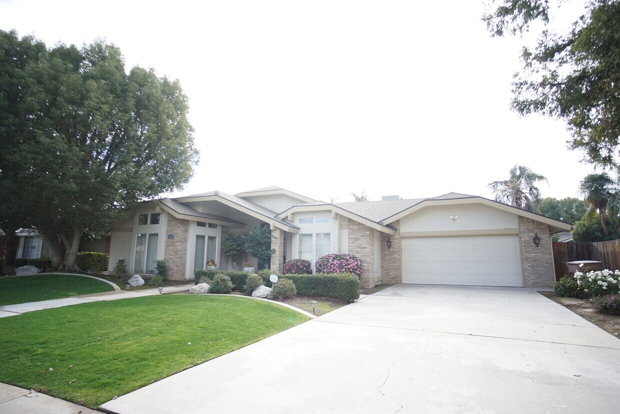 Stunning Home with a Pool in Haggin Oak Area! House Rental in Bakersfield, CA