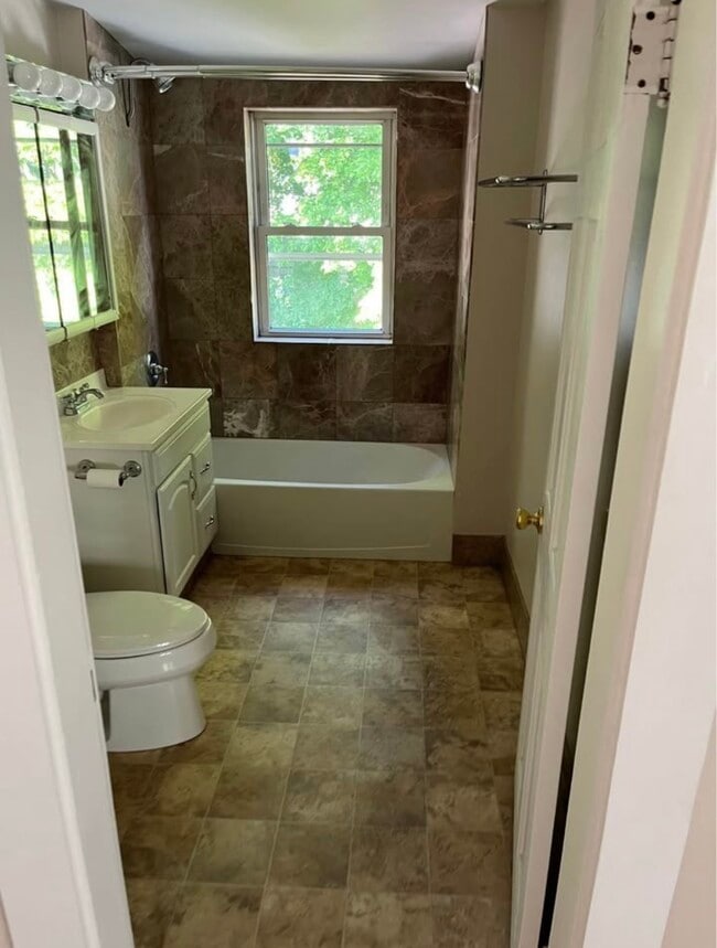 Building Photo - 6 Mousam Ct