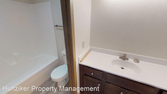 Building Photo - 1 br, 1 bath Apartment - 153 N. Hyland 153...