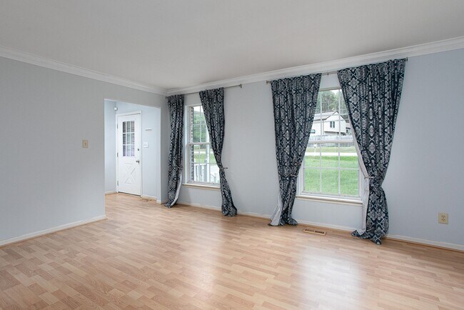 Foto del edificio - 4 bedroom house in SW Durham with big fenc...