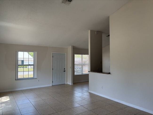Building Photo - 28 Spring Loop Cir