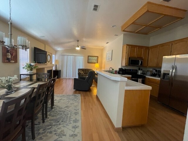 Foto del edificio - 8851 Silverberry Ave