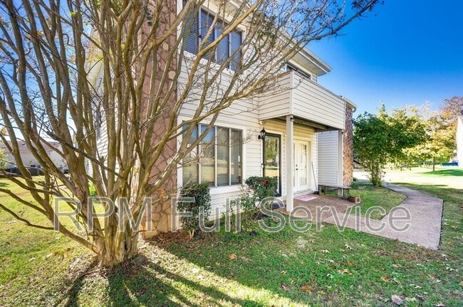 Building Photo - 810 Bellevue Rd