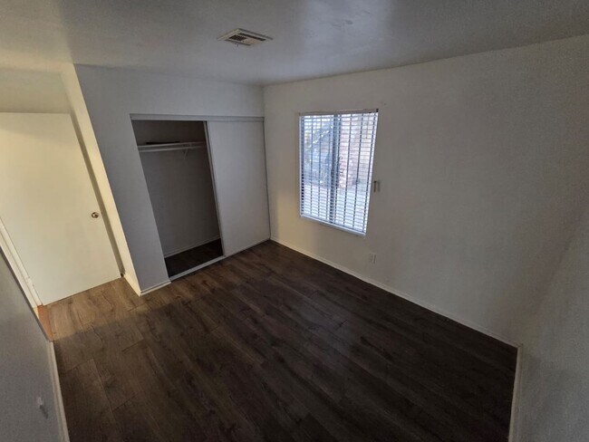 Foto del edificio - Spacious 2-Bedroom Apartment Near Downtown...