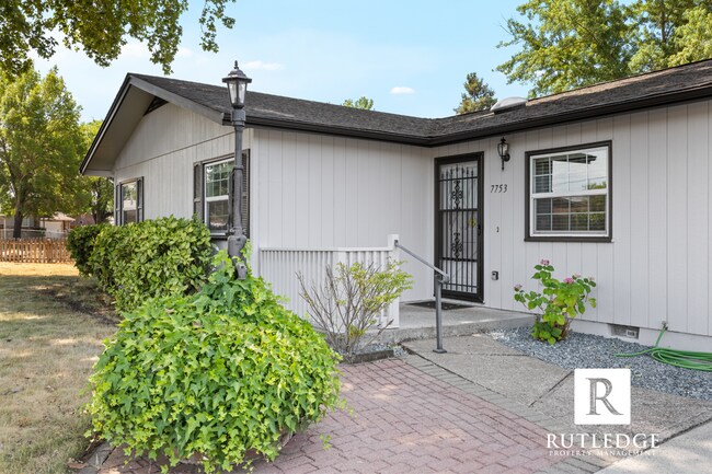 Foto del edificio - Spacious Corner Lot Home