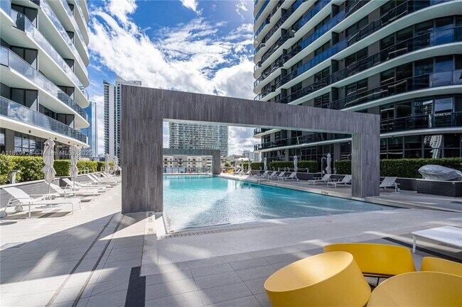 Foto del edificio - 45 SW 9th St