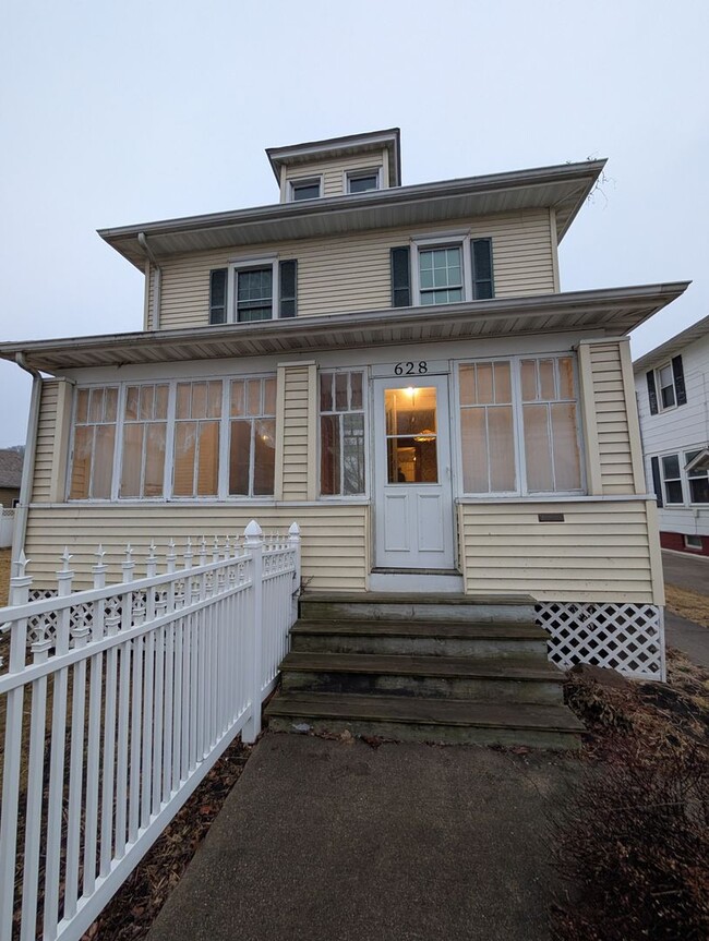 Building Photo - Spacious 3 Bedroom Home With Double Lot in East Moline!