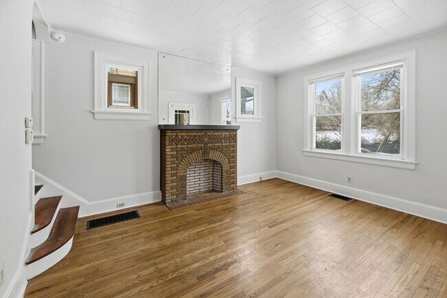 Building Photo - West Price Hill- Adorable 2 bedroom 1 Bath