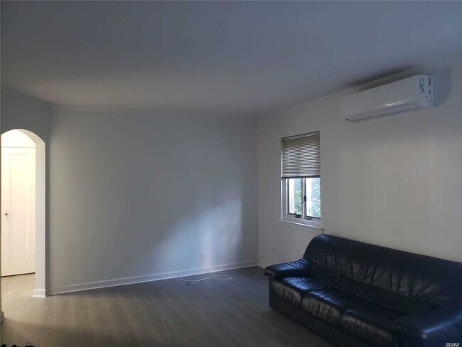 Foto del edificio - 76-37-76172 172nd St