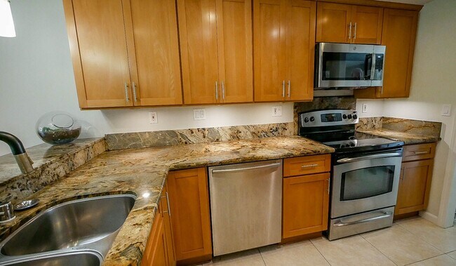 Building Photo - Updated 4BR Townhome in La Jolla Shores He...