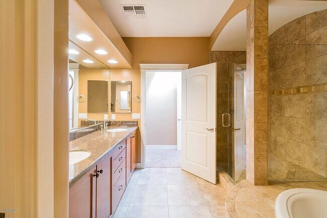 Foto del edificio - 3 Bed | 3.5 Bath - Biltmore Luxury Townhomes