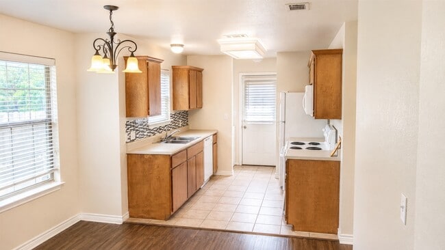 Building Photo - 114 Sendero Dr