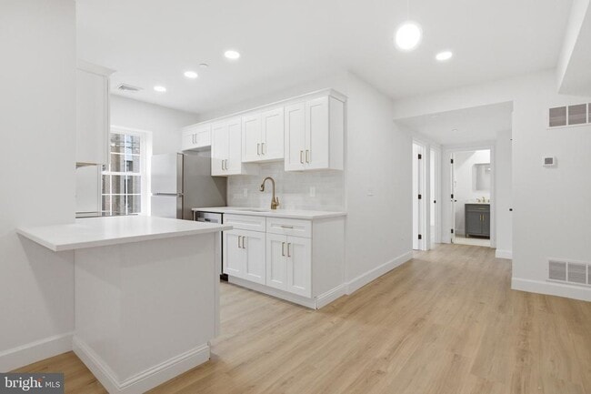 Foto del edificio - 100 W Front St