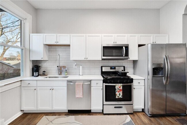 Building Photo - Charming Fully Furnished 2 Bedroom Apartme...