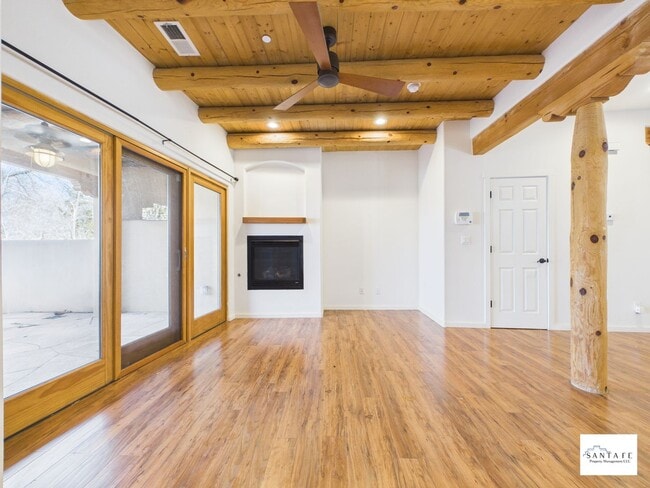 Building Photo - Two Level Townhouse Available February 1, 2026