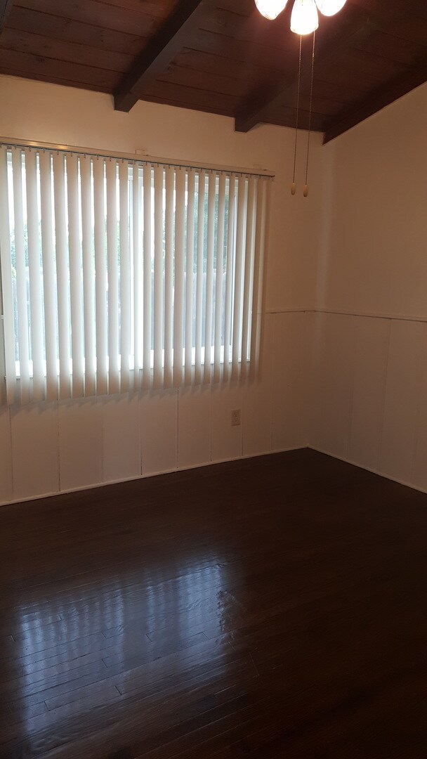 Building Photo - Charming 1bdr duplex with private yard and garage!