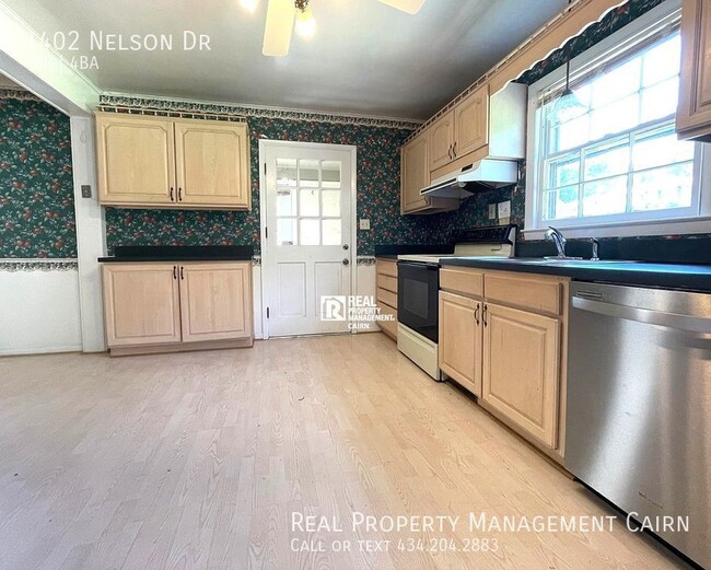 Building Photo - 4 Bedroom, 3.5 Baths, 2 Full Kitchens, Com...