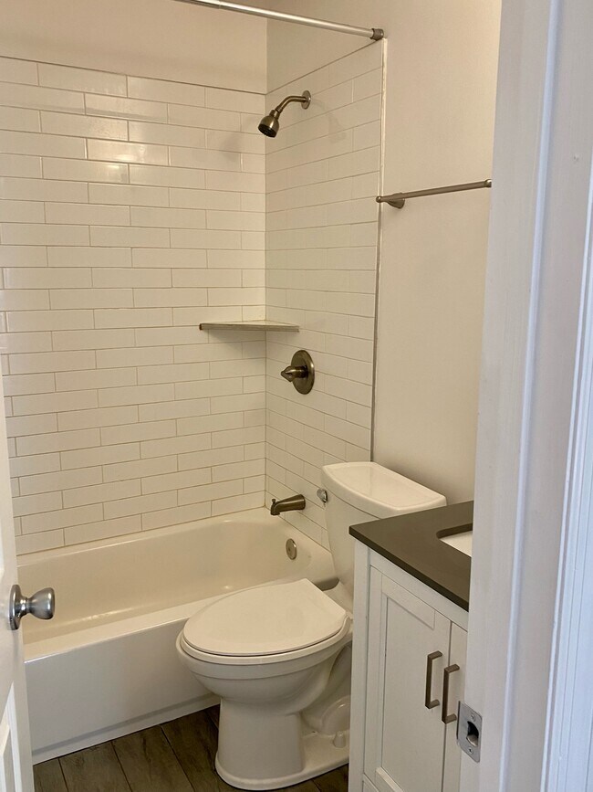 Fully remodeled bathroom - 1424 Lischey Ave