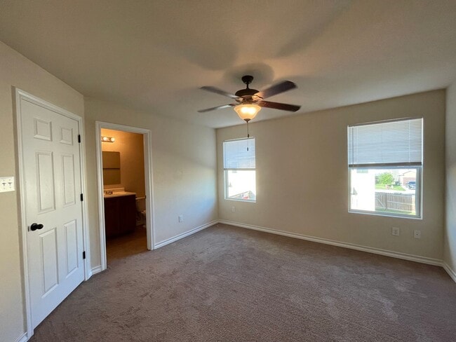 Building Photo - Town home for rent