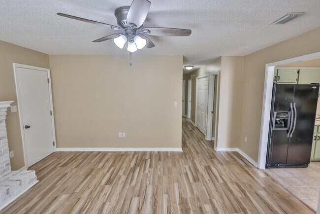 Foto del edificio - 213 Walker Cir W