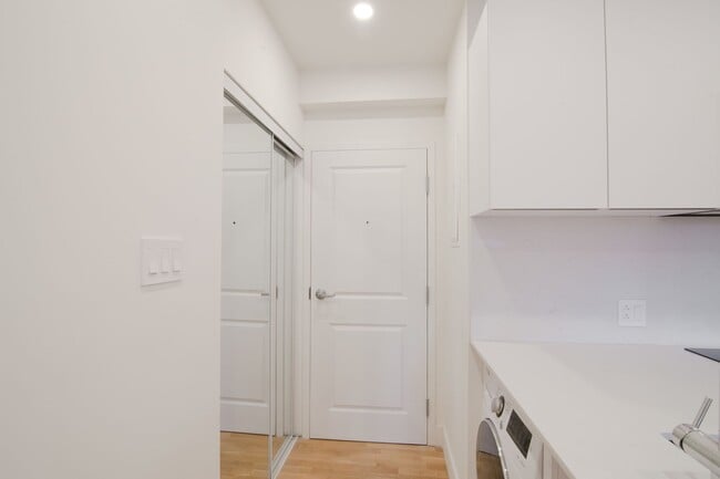 Building Photo - 5554 Rue Snowdon