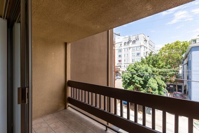 Building Photo - *!* $500 OFF 1ST MONTH'S RENT!!! GREAT LOC...