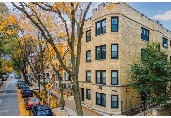 Foto del edificio - 646.5 W Roscoe St
