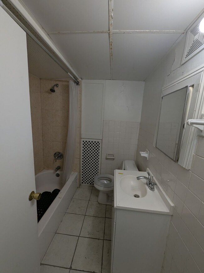 Building Photo - Large Home on a Quiet Street - Torresdale