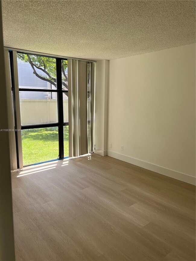 Foto del edificio - 16909 N Bay Rd