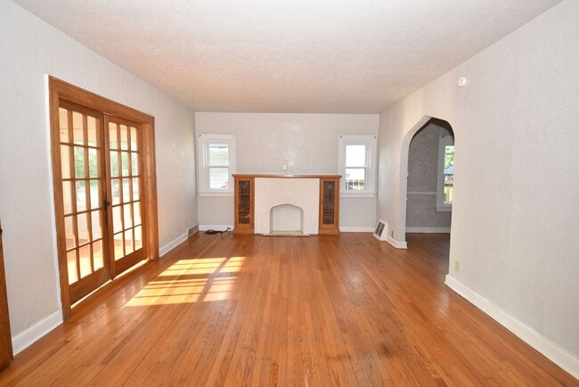 Building Photo - 3 bedroom 1.5 bath home next to IUSB.