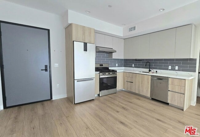 Photo - 1530 S Hayworth Ave Apartment