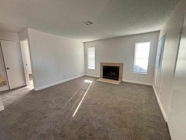 Foto del edificio - ½ OFF First Month's Rent! Updated 2 Bed | 1 Bath Apartment with In-Unit Washer & Dryer