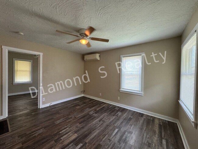Building Photo - 1327 N Robberson Ave