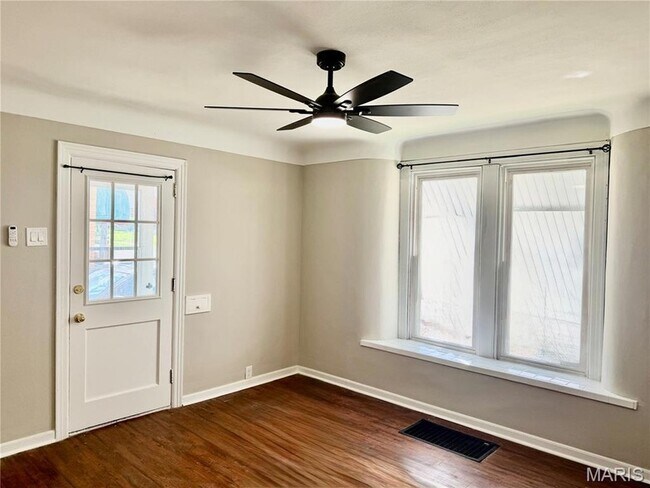 Foto del edificio - 1928 Macklind Ave