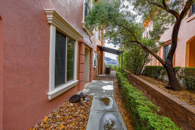 Foto del edificio - Lake Las Vegas 1st Floor Condo With Stunning Views And Garage