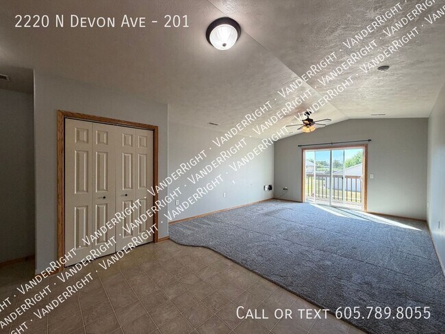 Foto del edificio - 2220 Devon Ave